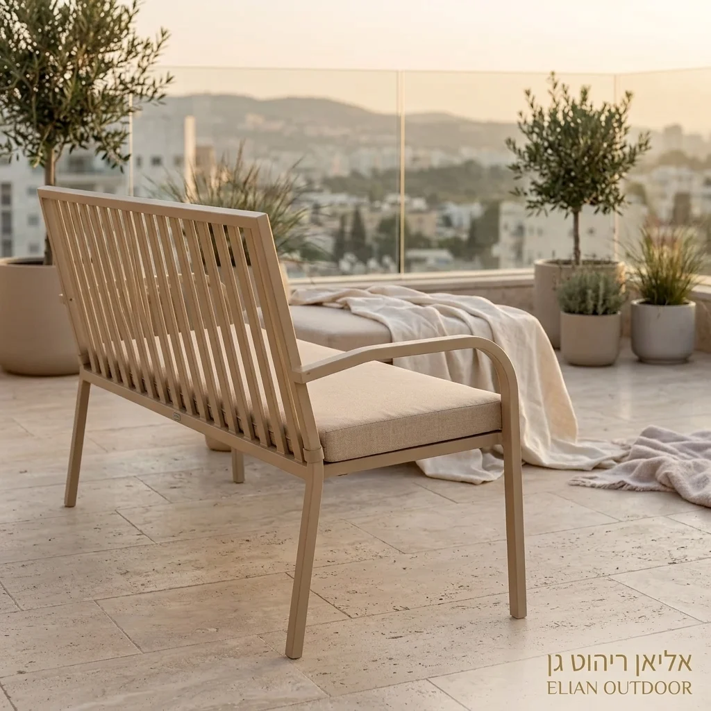 ספסל ארז בז׳ במרפסת גג יוקרתית